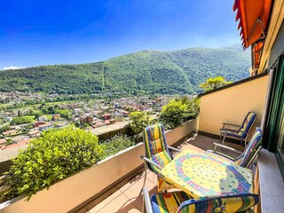 Ca. 10 m² großer Sonnenbalkon mit Markise und Sicht auf Cannobio, den See und die umliegenden Berge