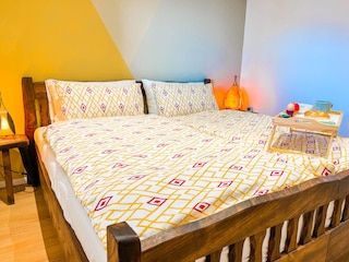 Schlafzimmer mit Doppelbett