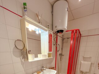 Badezimmer mit Dusche und Waschmaschine