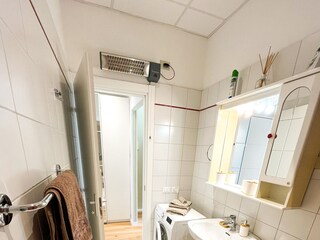 Badezimmer mit Dusche und Waschmaschine