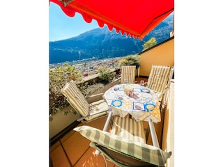 Ca. 10 m² großer Sonnenbalkon mit Markise und Sicht auf