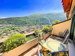 Ca. 10 m² großer Sonnenbalkon mit Markise und Sicht auf