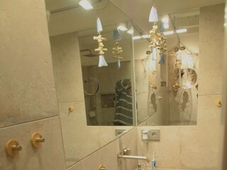 Badezimmer mit ebenerdiger, begehbarer Dusche und Fenster