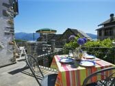 Ca. 30 m² großer Sonnenbalkon mit Steintisch und -bank sowie Panoramasicht