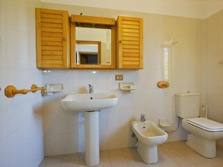 2. freundliches Badezimmer mit Badewanne mit Duschmöglichkeit, Bidet, Fenster und Traumseesicht