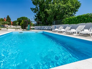 Der Pool ist groß und erfrischend