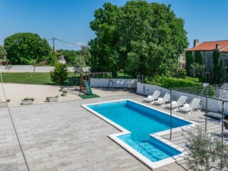 Blauer und erfrischender Pool