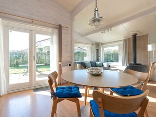 Das helle, geschmackvoll eingerichtete Wohnzimmer