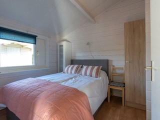 Schlafzimmer 2 mit Doppelbett und Kleiderschrank