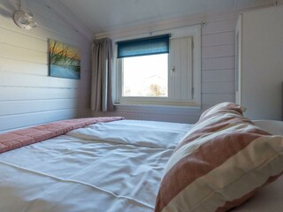 Schlafzimmer 2 mit Doppelbett und Kleiderschrank