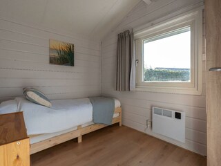 Schlafzimmer 3 mit Einzelbett und Schreibtisch