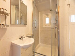 Badezimmer mit Dusche und Waschbecken