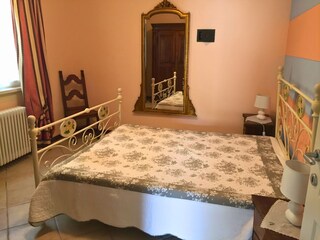 Schlafzimmer mit Doppelbett
