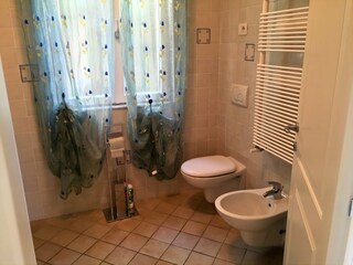 Badezimmer mit Dusche, Bidet und Fenster