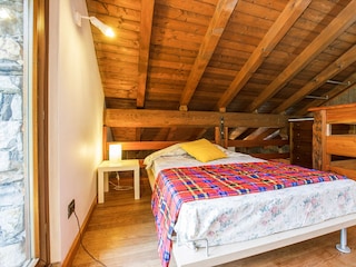 Offenes Schlafzimmer mit 2 Einzelbetten