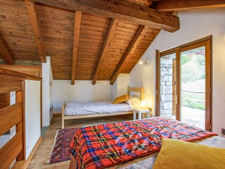 Offenes Schlafzimmer mit 2 Einzelbetten