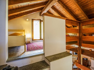 Offenes Schlafzimmer mit 2 Einzelbetten