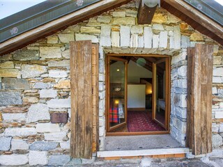 Offenes Schlafzimmer mit 2 Einzelbetten