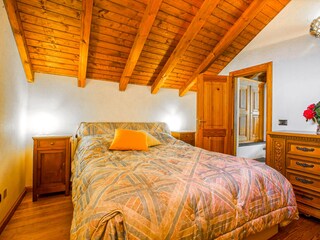 Schlafzimmer mit Doppelbett