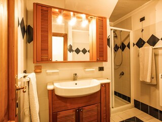 Freundliches Badezimmer mit Bidet und Dusche