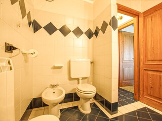 Freundliches Badezimmer mit Bidet und Dusche