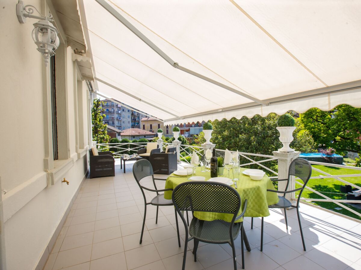 Ca. 40 m² großer Balkon mit Markise und Blick in den Garten