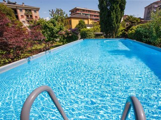 Ca. 5 m x 10 m großer Pool