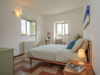 Schlafzimmer mit Doppelbett