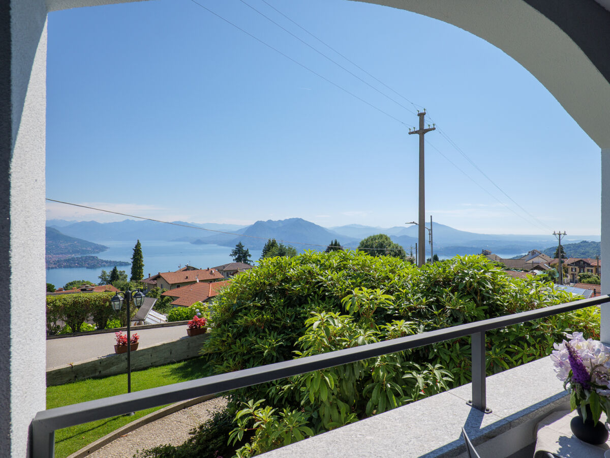 Überdachter Balkon mit schöner Sicht auf die Borromäischen Inseln, den See und die Berge