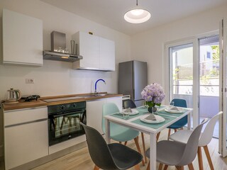 Gut ausgestattete separate Wohnküche