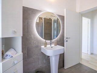 Badezimmer mit Dusche, Bidet und Fenster