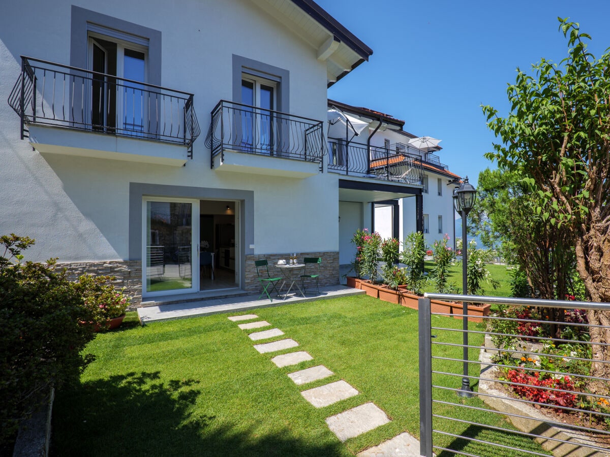 Ca. 5 m² große überdachte Terrasse und ca. 30 m² großer privater Garten