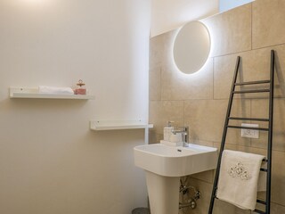 Badezimmer mit Dusche, Bidet und Fenster