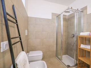 Badezimmer mit Dusche, Bidet und Fenster