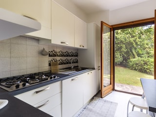 Gut ausgestattete separate Küche