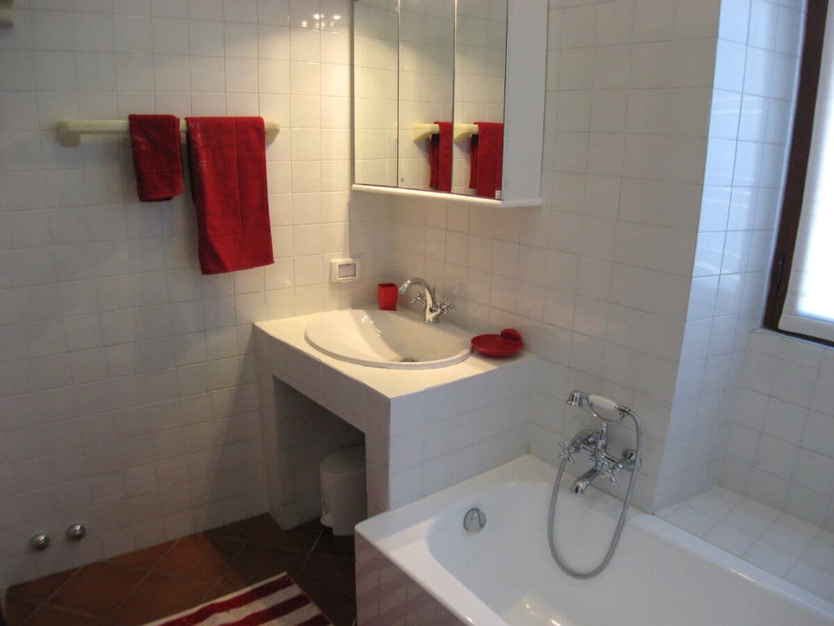 2. freundliches Badezimmer mit Bidet, Fenster und ...