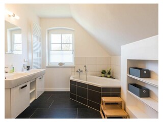 Bad mit Badewanne im Obergeschoss
