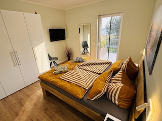 Schlafzimmer 1 mit Seeblick und Balkon