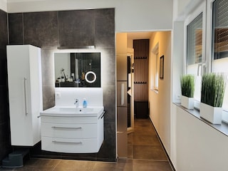 Bad im Obergeschoss mit Zugang zur Sauna