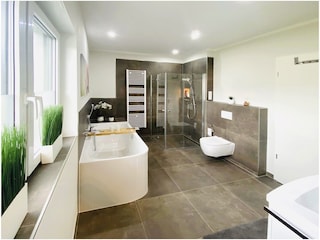 Bad im Obergeschoss mit DUO-Wanne und großer Dusche