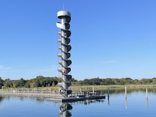 Der auf dem Wasser schwimmende und begehbare Pegelturm