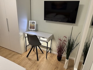 Schreibtische /Schminktische in zwei Schlafzimmern