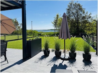 Riesige Terrasse mit Hochbeet und Kräutergarten