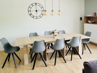 großzügiger Essbereich für 8 Personen