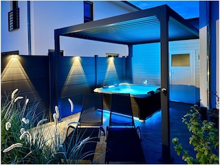 XXL-Outdoor-Whirlpool mit Pergola
