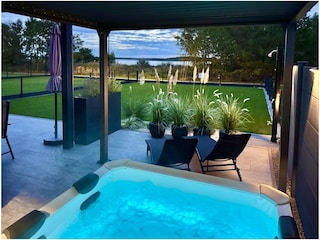 Genießen Sie den XXL-Whirlpool mit Seeblick