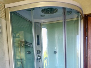 Freundliches Bad mit Dusche