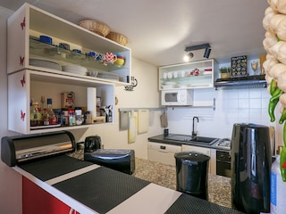 Gut ausgestattete Küche