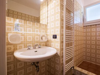 Bad mit Dusche, Waschmaschine und Fenster