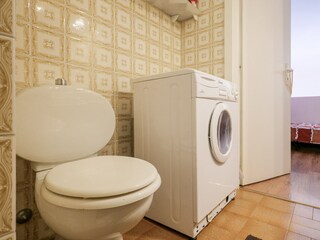 Bad mit Dusche, Waschmaschine und Fenster